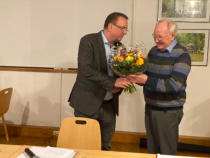 Peter Plümer (links) dankt Rüdiger Müller für 22 Jahre Engagement als Schriftführer des Vereins.