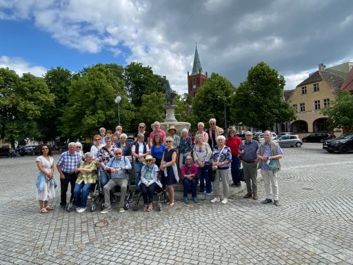 ... auf dem Marktplatz von Barlinek vor dem Gänsebrunnen