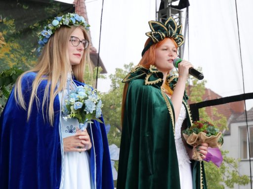 Die neue Waldkönigin Emilia hält ihre Begrüßungsrede