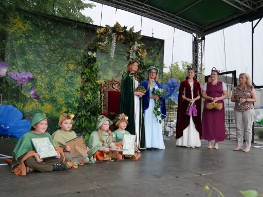 Waldkönigin Emilia mit Gefolge und Gäste aus Schneverdingen