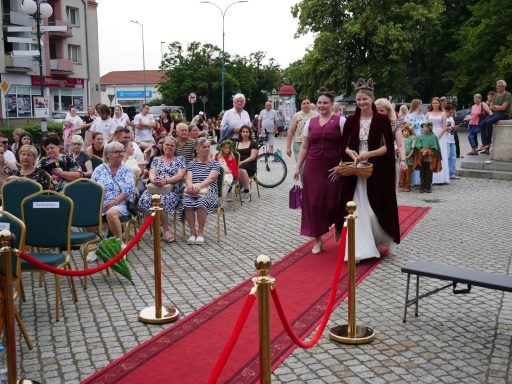 Heidekönigin Jaane schreitet zur Bühne