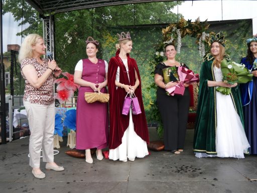 Die Gäste aus Schneverdingen grüßen aus der Partnerstadt und überreichen Geschenke