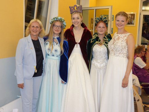 Bürgermeisterin Meike Moog-Steffens mit Heidekönigin Lil Paulin sowie der Waldkönigin Emilia und ihrer Ehrendame Zuzana und Jaane Köster