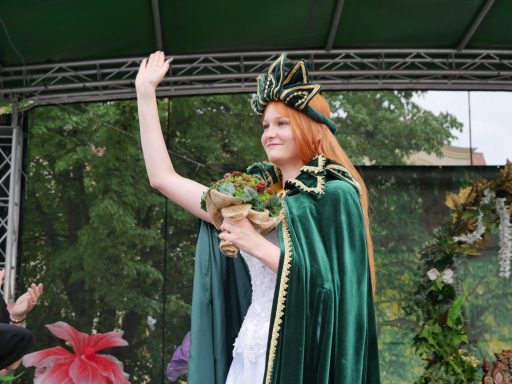 Waldkönigin Emilia verabschiedet sich nach der Krönung