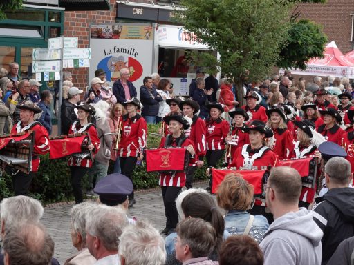 Festumzug - allen voran die Stadtfalken