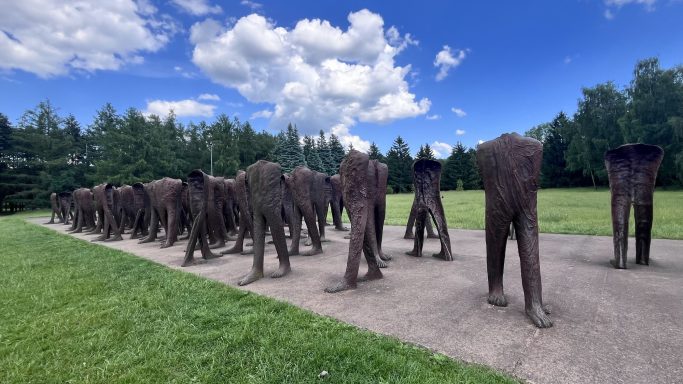 Skulptureninstallation "Nierozpoznani" - Die Unbekannten