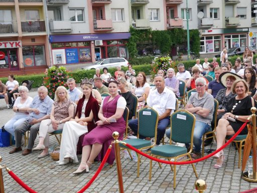 Bei bestem Wetter warten die Gäste auf die Krönung