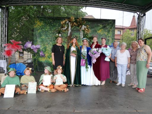 Gruppenfoto - Waldkönigin Emilia und Heidekönigin Jaane - 2026